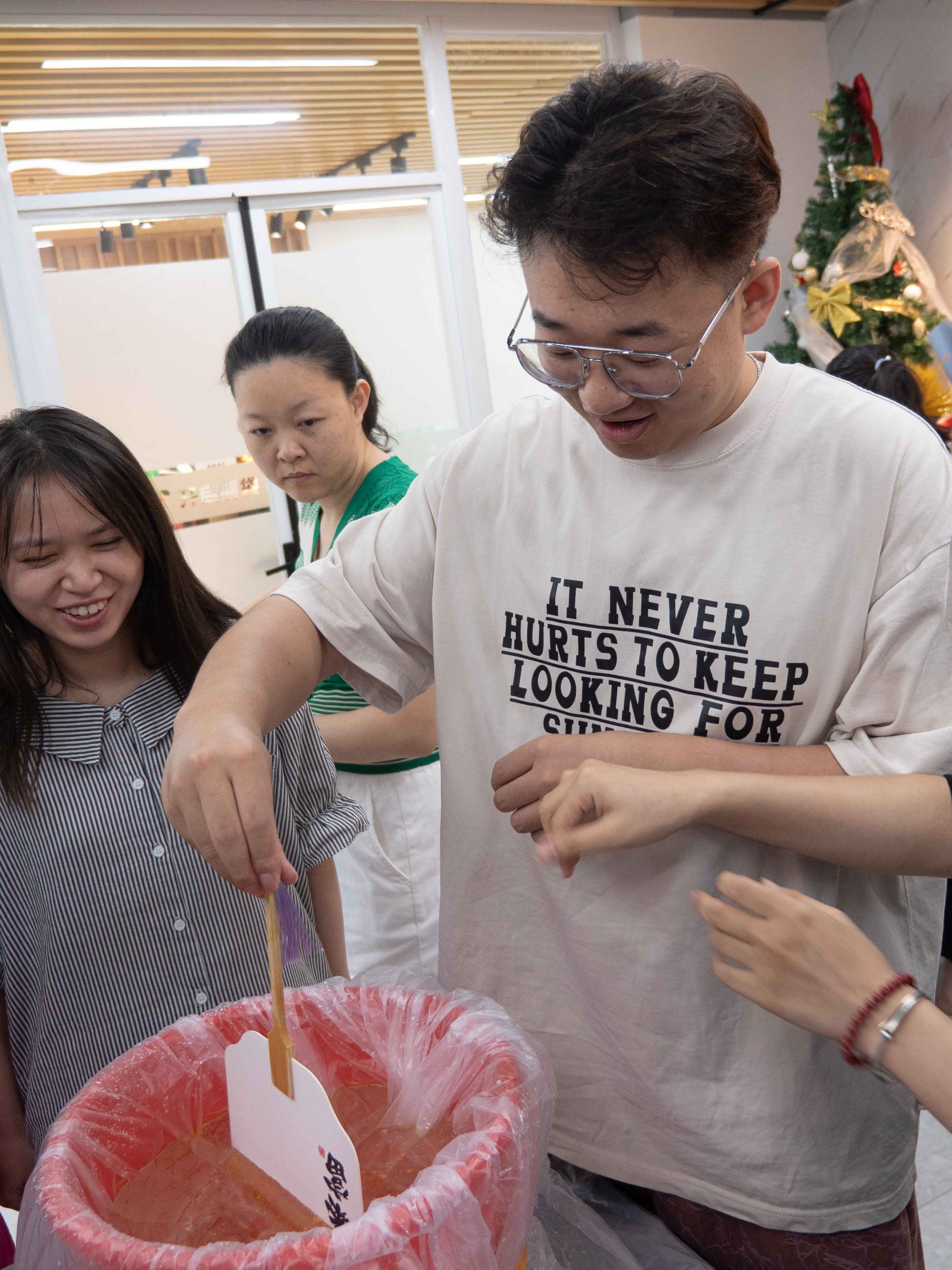Mid-Autumn Festival:Experience making Chinese lacquer fans 13