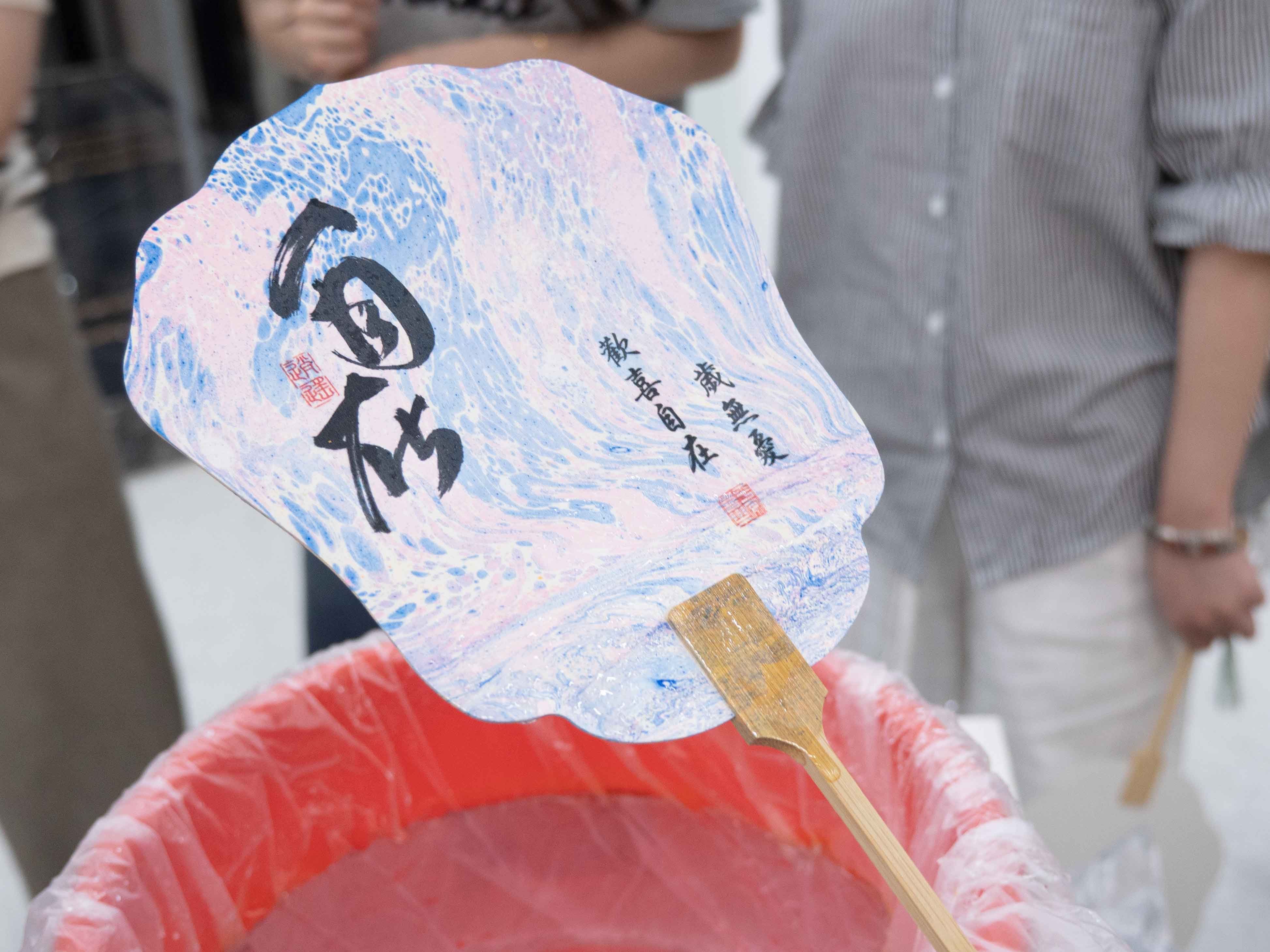 Mid-Autumn Festival:Experience making Chinese lacquer fans 5