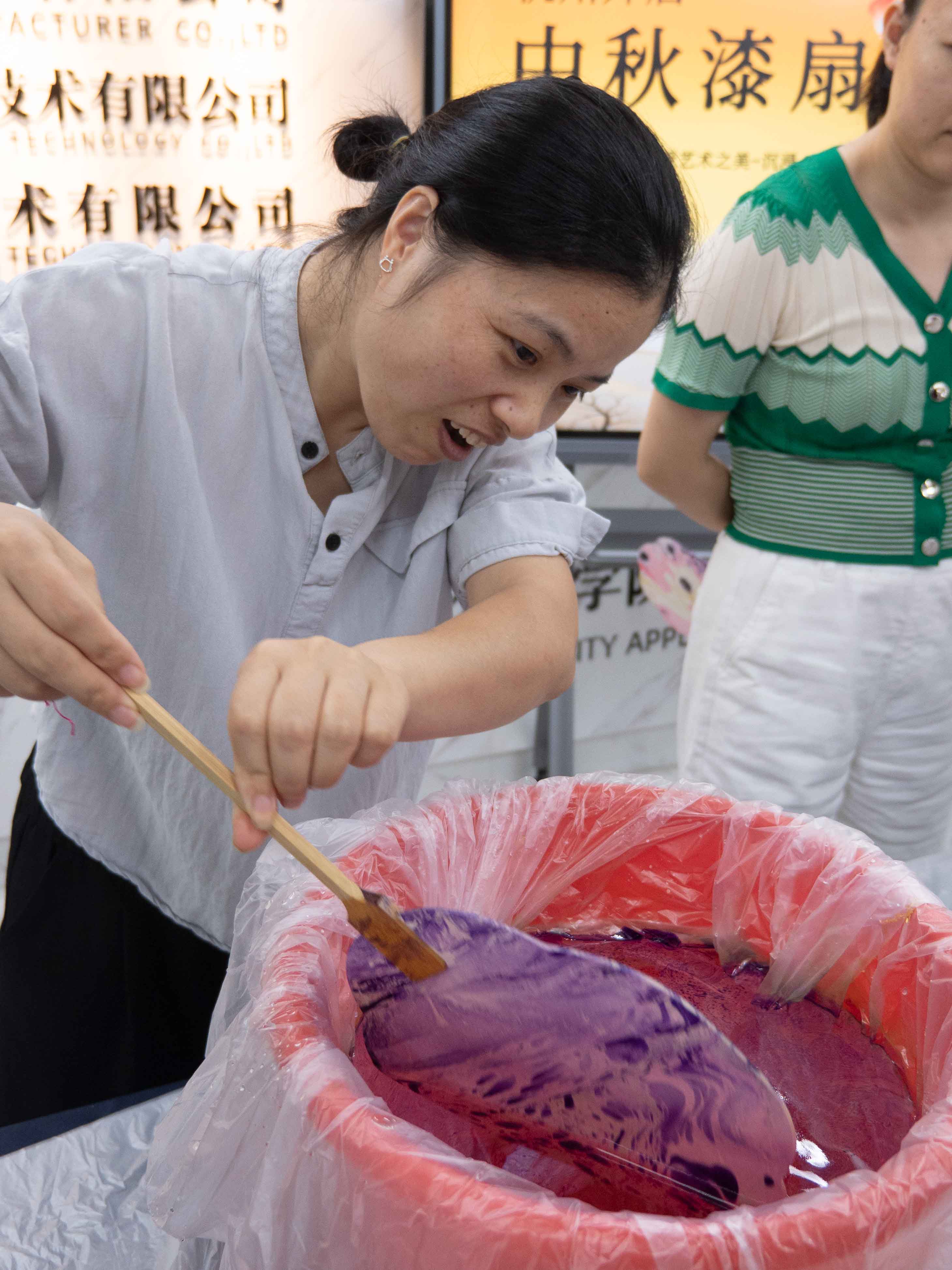 Mid-Autumn Festival:Experience making Chinese lacquer fans 15